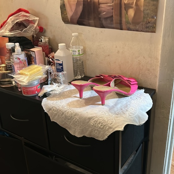 Jaclyn Smith Hot Pink Bow Heels - Picture 2 of 10